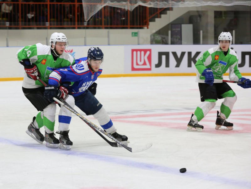 В Коми сойдутся в ледовом поединке хоккеисты из Усинска, Ухты, Нижнего Новгорода и Кирова