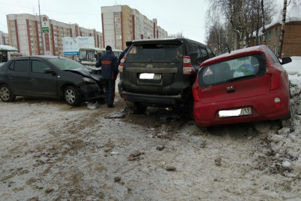В Сыктывкаре на Сысольском шоссе столкнулись четыре иномарки

