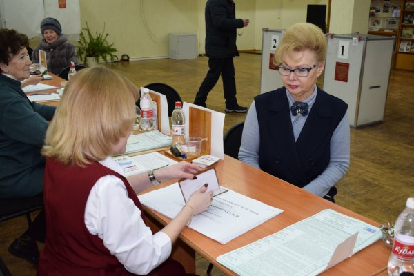 Мэр Инты Лариса Титовец вместе с супругом проголосовала в центральной библиотеке

