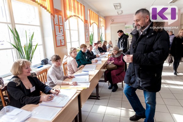 Министр сельского хозяйства Анатолий Князев пришел голосовать с супругой
