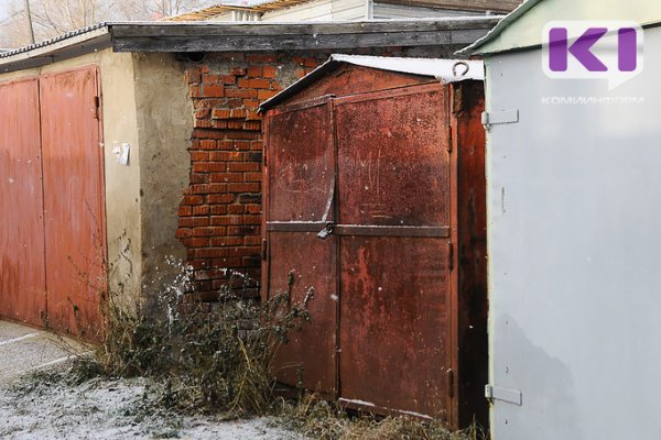 Сыктывкарцев просят убрать самовольно установленные гаражи по улице Снежной в Кочпоне