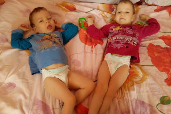 Двойняшкам из Сыктывкара с диагнозом ДЦП собирают средства на реабилитацию в Казани 