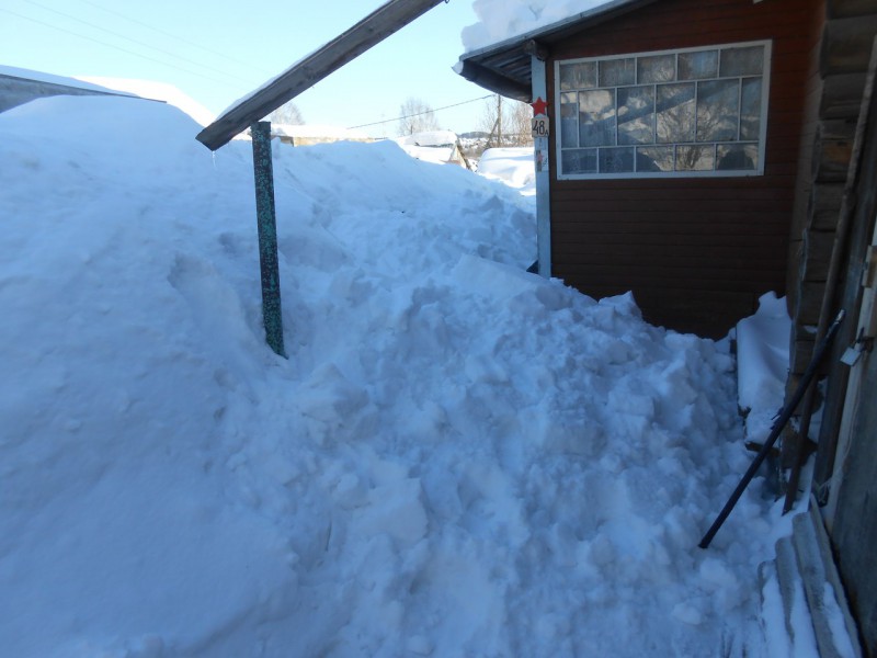 Снежная глыба завалила вход в дом ветерана из Сысольского района 