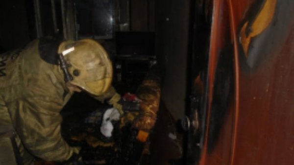 В Емве при пожаре в жилом доме спасли мужчину и пожилую женщину