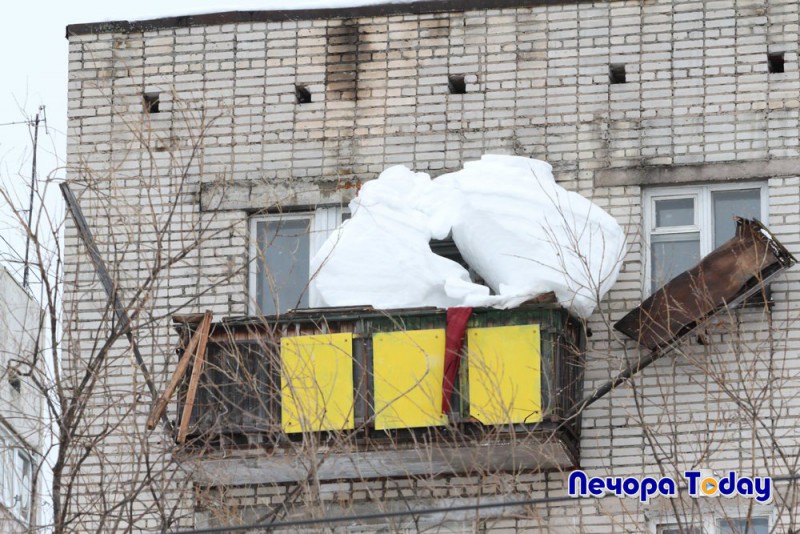 Сбитый снегом козырек балкона в Печоре демонтировали