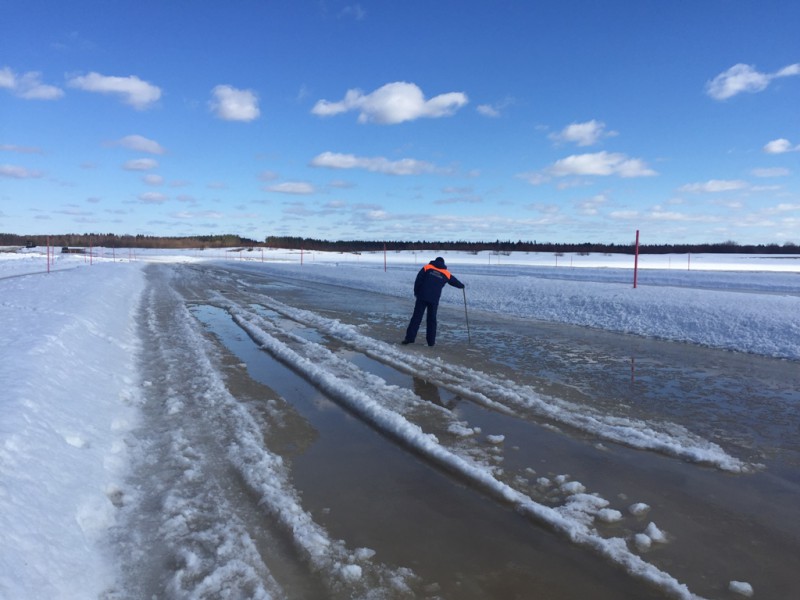 Специалисты Центра ГИМС провели мониторинг ледовой переправы в местечке Алешино

