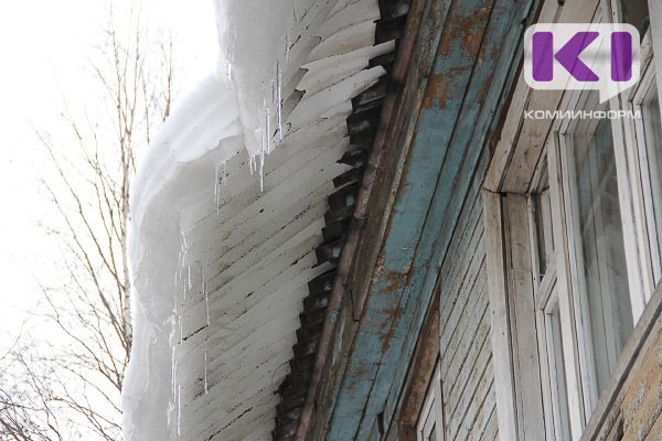 В Сыктывкаре глыба льда завалила вход в многоквартирный дом 