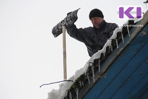 Спасатели очистили детские сады от снега в Ухте и Объячево 
