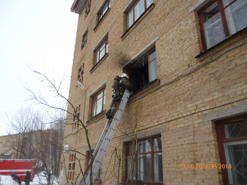 На пожаре в общежитии УГТУ в Ухте эвакуировали 60 человек
