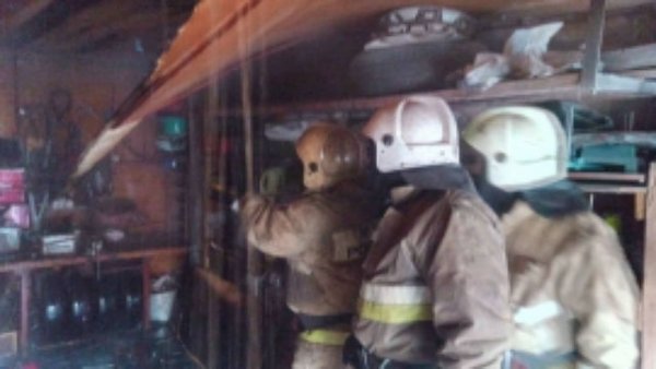 В Сыктывкаре в частном гараже огонь повредил две иномарки