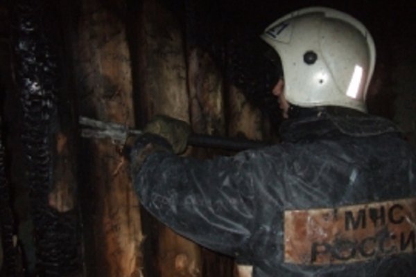 На пожаре в ухтинском поселке Озерный обнаружили тело человека