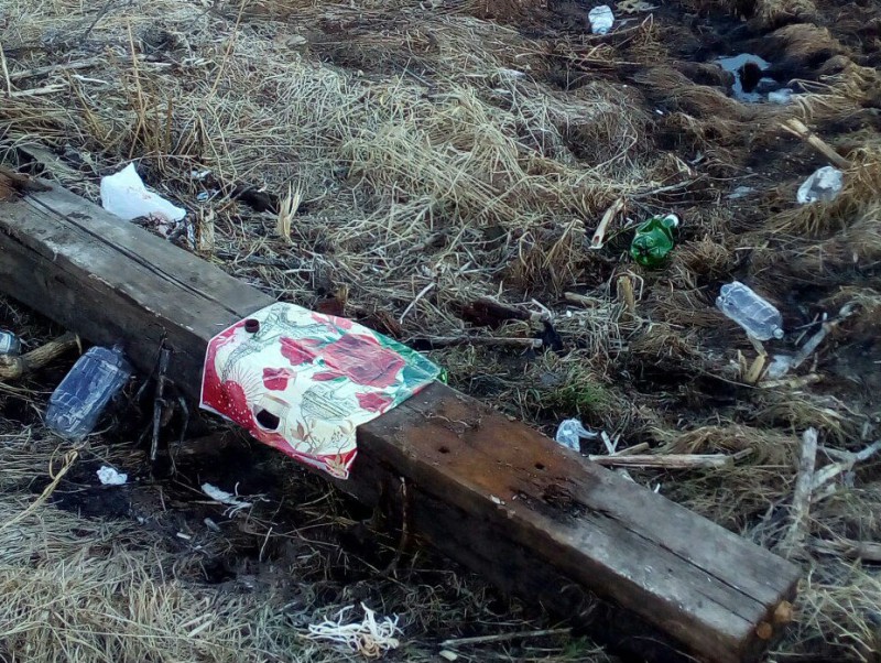Берег Сысолы в местечке Кочпон-Чит под Сыктывкаром с каждым годом все больше утопает в мусоре 