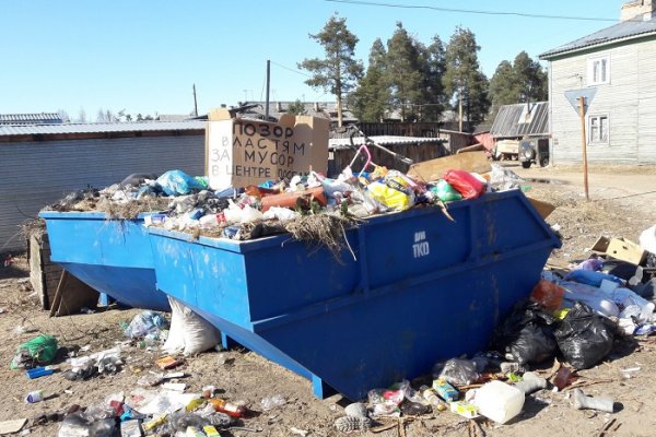 В пригороде Сыктывкара бытовой мусор начали складывать на детской площадке