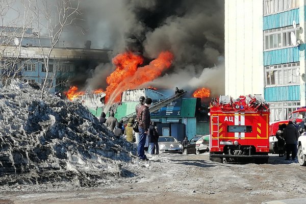 В Воркуте на Бульваре Пищевиков горит магазин