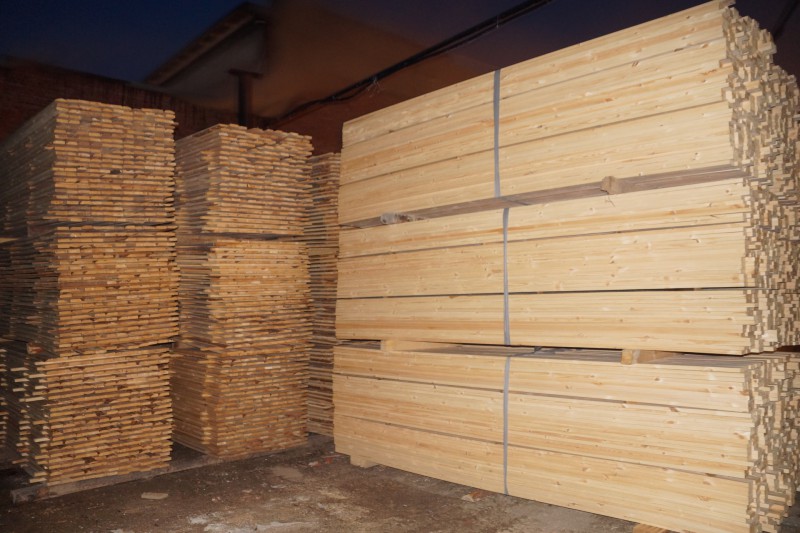 В Сыктывкаре всю ночь тушили цех по переработке древесины 