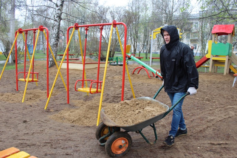 Сотрудники МЧС обновили "Детский городок 112" в сыктывкарском парке имени Кирова

