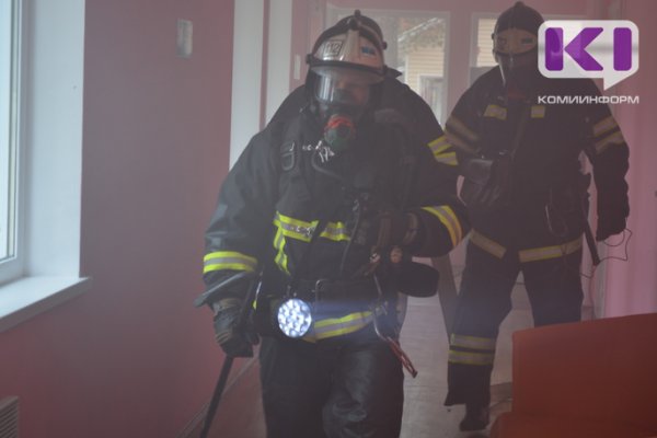 Пожарные Воркуты тушили входную дверь в многоквартирном доме