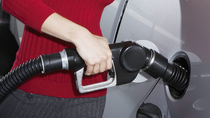 Нефтяники пообещали Козаку держать текущие цены на бензин 