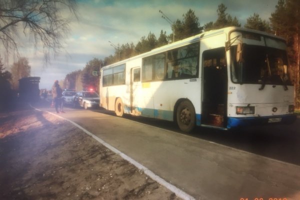Под Сыктывкаром 78-летняя женщина зацепилась клюкой за автобус и проехала несколько метров
