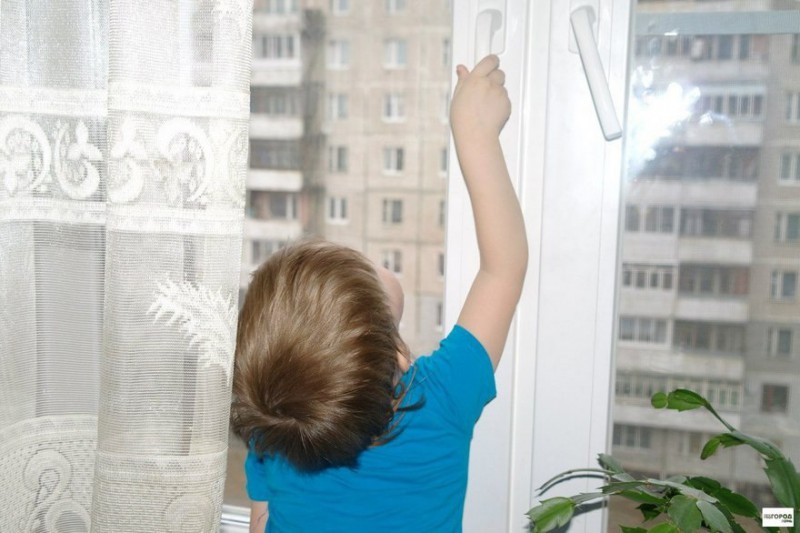 В Сыктывкаре из окна дома выпал 4-летний мальчик