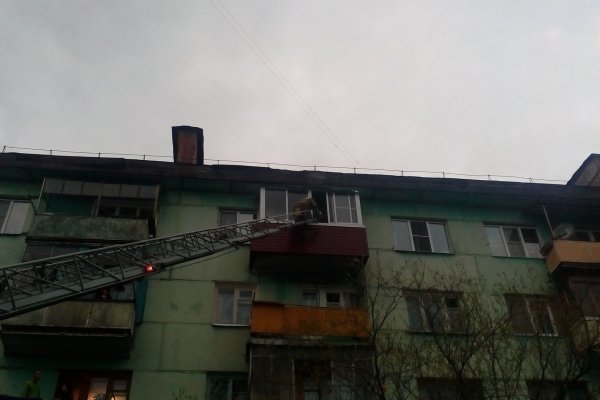 В Ухте семь человек оказались заблокированы на балконе во время пожара
