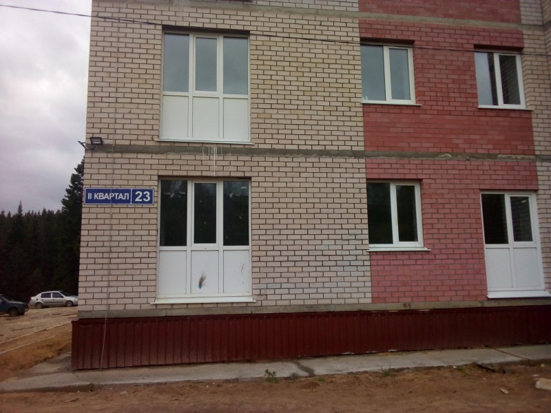 Власти Сыктывдина два года не устраняют претензии к дому для переселенцев из аварийного жилья

