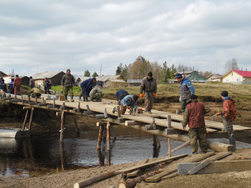 Жители Мошъюги Ижемского района каждый год сами собирают и разбирают деревянный мост
