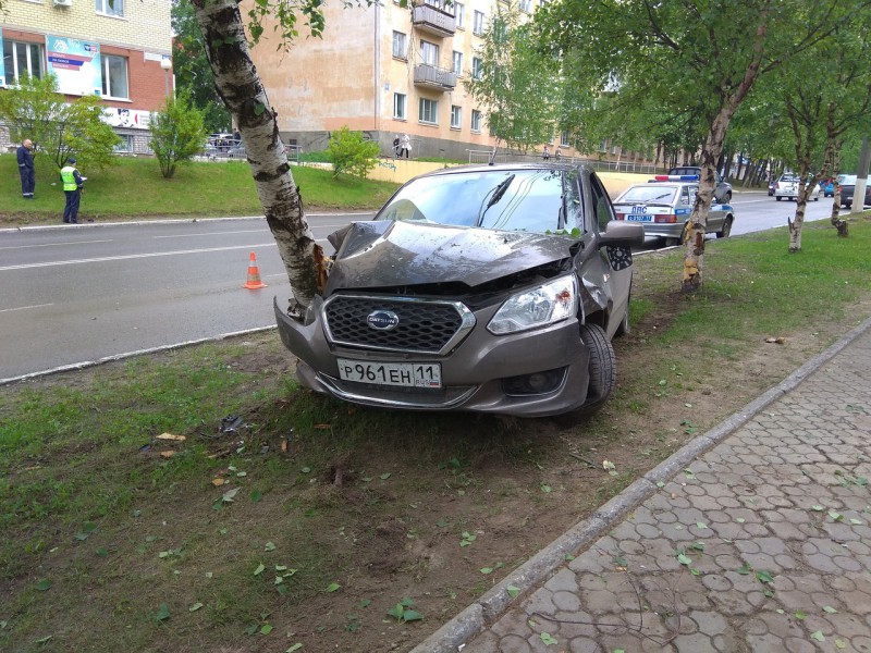 В Сыктывкаре пожилой водитель на Datsun врезался в дерево 