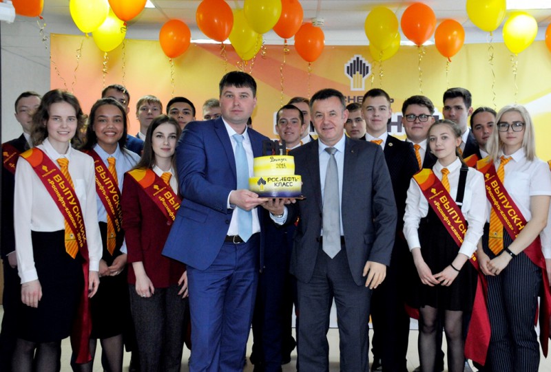 В Усинске наградили лучших выпускников "Роснефть-класса"