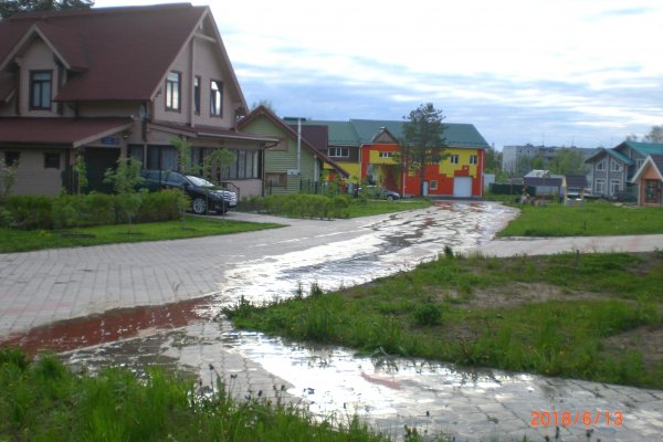 Озеро под Сыктывкаром затопило улицы коттеджного поселка 