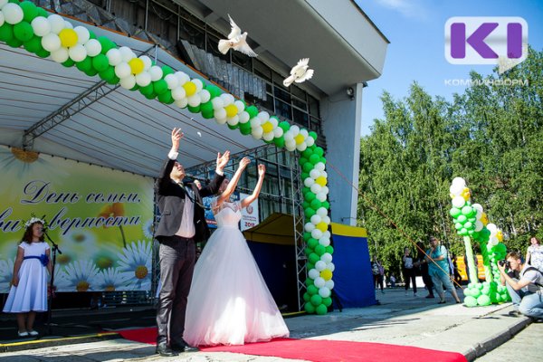 Свадьба и секреты счастья: в Сыктывкаре отметили День семьи, любви и верности
