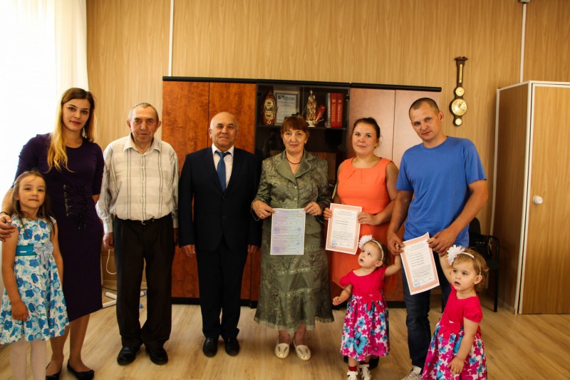 Жителям Удоры вручили сертификаты на приобретение жилья 
