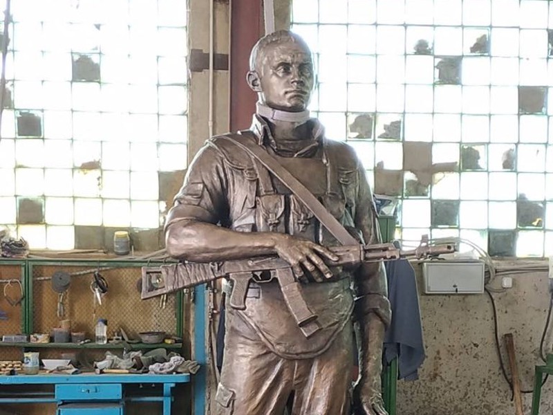 Бронзовый солдат с автоматом Калашникова украсит набережную Печоры