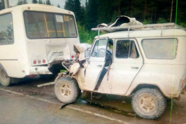 Под Сыктывкаром УАЗ врезался в стоящий на обочине автобус