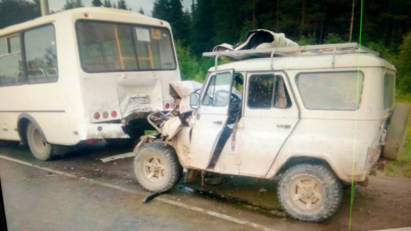 Под Сыктывкаром УАЗ врезался в стоящий на обочине автобус