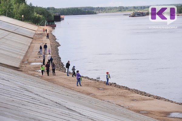 Сотрудник МЧС из Сыктывкара спас тонувшего в реке нарушителя
