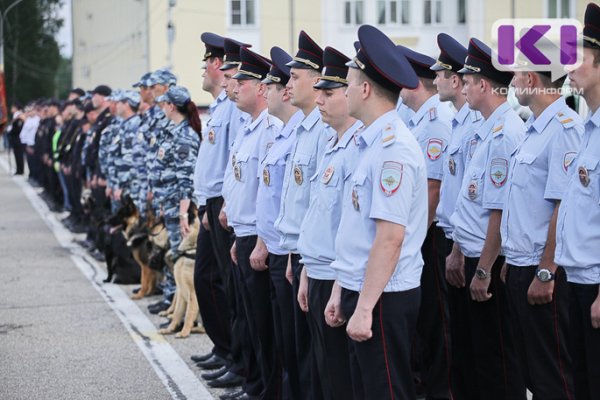 В Сыктывкаре прошел гарнизонный строевой смотр подразделений МВД 