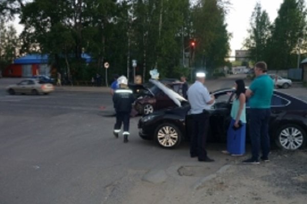 В Сыктывкаре девушка за рулем Mazda спровоцировала аварию