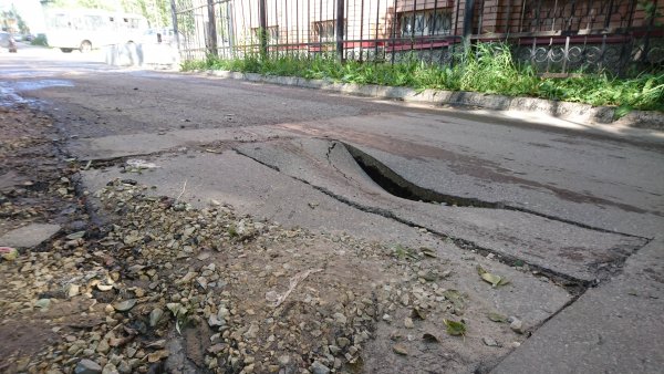 В Сыктывкаре жильцы дома по ул.Интернациональной требуют восстановить разрушенную дорогу