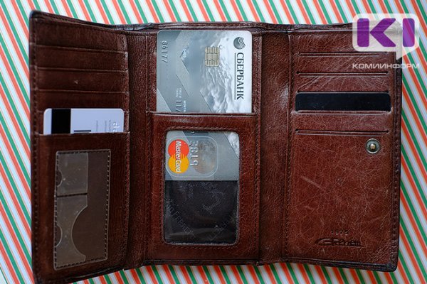 Жительница Усть-Цильмы расплачивалась чужой банковской картой и сувенирной купюрой