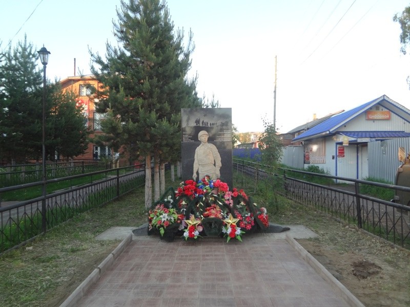 В Усть-Цильме возле памятника воинам-интернационалистам выложили тротуарную плитку

