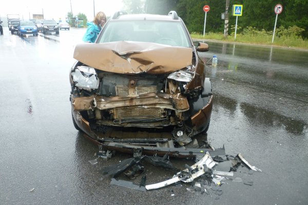 В Сыктывкаре девушка за рулем спровоцировала аварию