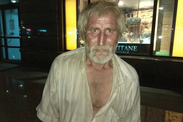 Бездомный мужчина из Коми обитает у московского метро и ищет родственников