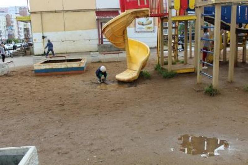 Детские площадки на Покровском бульваре в Сыктывкаре потенциально опасны