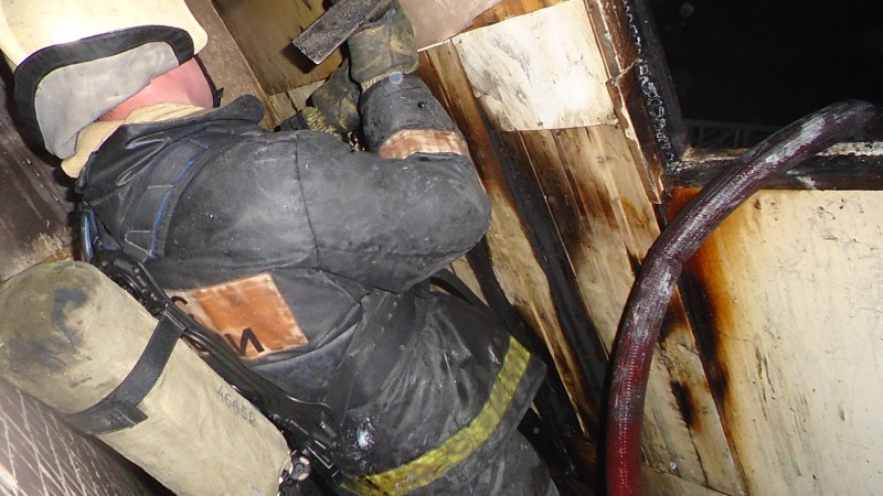 В ухтинской многоэтажке пожар охватил три этажа