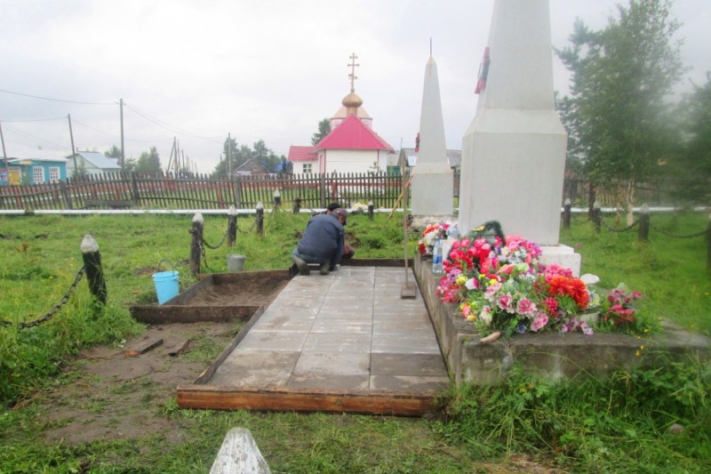 В Брыкаланске ремонтируют памятник погибшим фронтовикам 