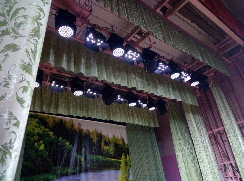 В Гурьевском сельском клубе смонтировали новый потолок и световое оборудование
