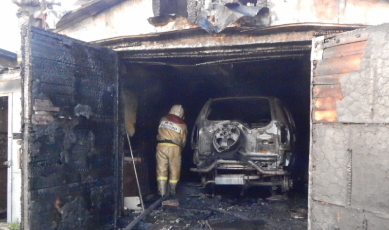 Воркутинец получил ожоги, пытаясь потушить полыхнувший гараж и машину