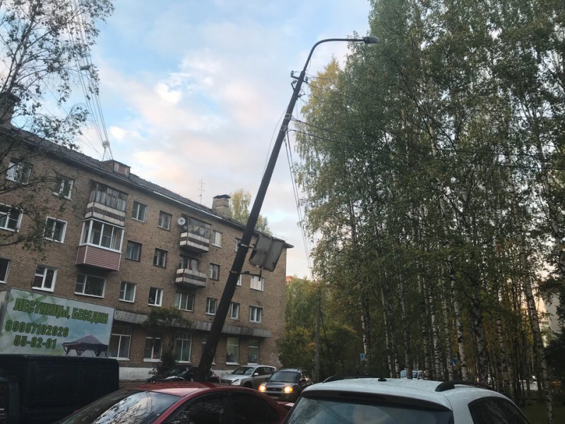 В центре Сыктывкара завалился фонарный столб