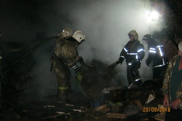 В Ухте пожарные два часа тушили загоревшуюся баню